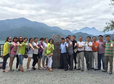 2015年開年，公司組織全體員工分兩批前往臺灣旅游。