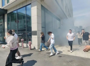 濃煙散去 安全常在|年代建設(shè)全面開(kāi)展消防應(yīng)急演練